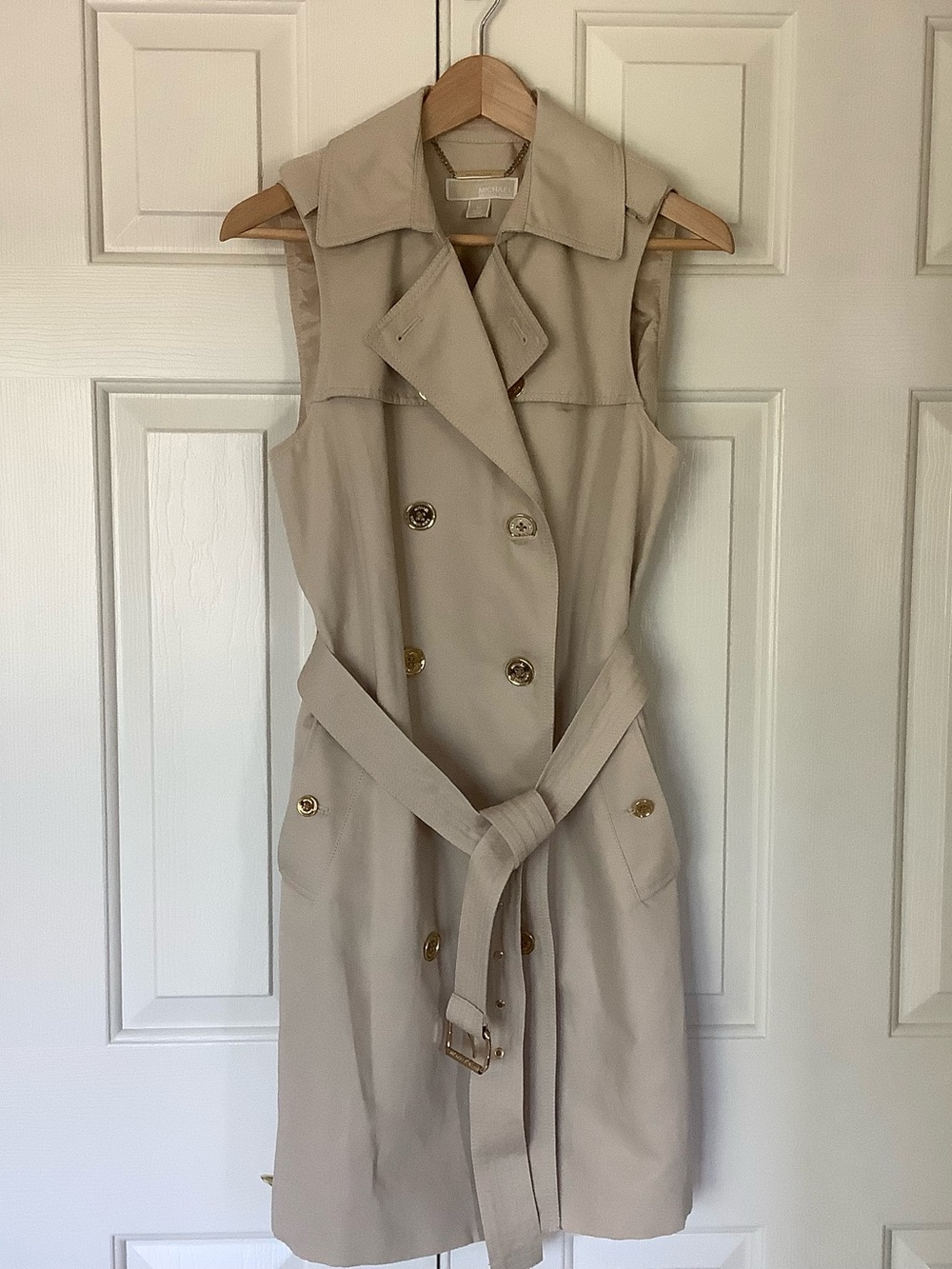 MICHAEL Michael Kors Beige Sleeveless Trench Coat with Gold Chain Detail